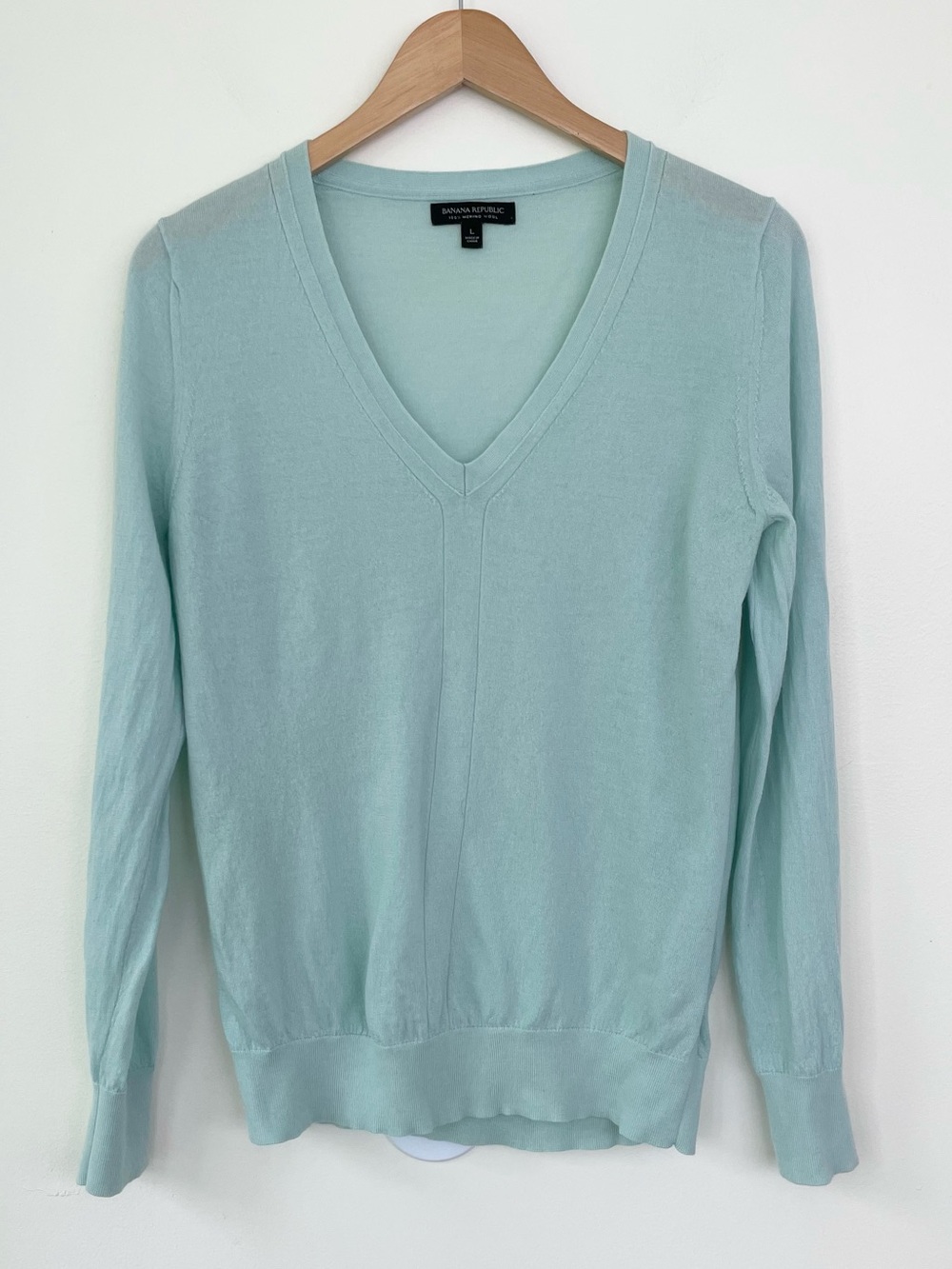 Banana Republic 100% Merino Wool Vneck Sweater in Soft Turquoise Mint Blue L